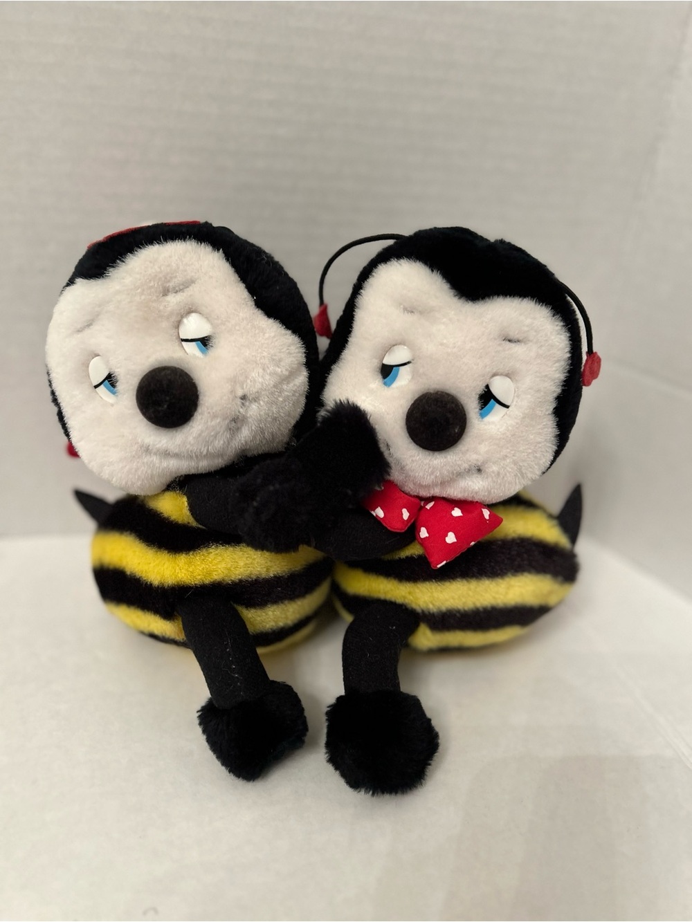 APPLAUSE YELLOW BLACK
VINTAGE HUGGING BEES PLUSH
1987 Valentines